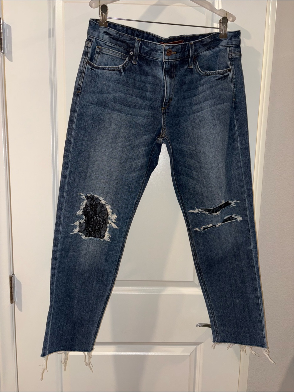 NWOT! JOE’S JEANS The Billie Boyfriend Slim Ankle Distressed Lace Knee. 
Size 30